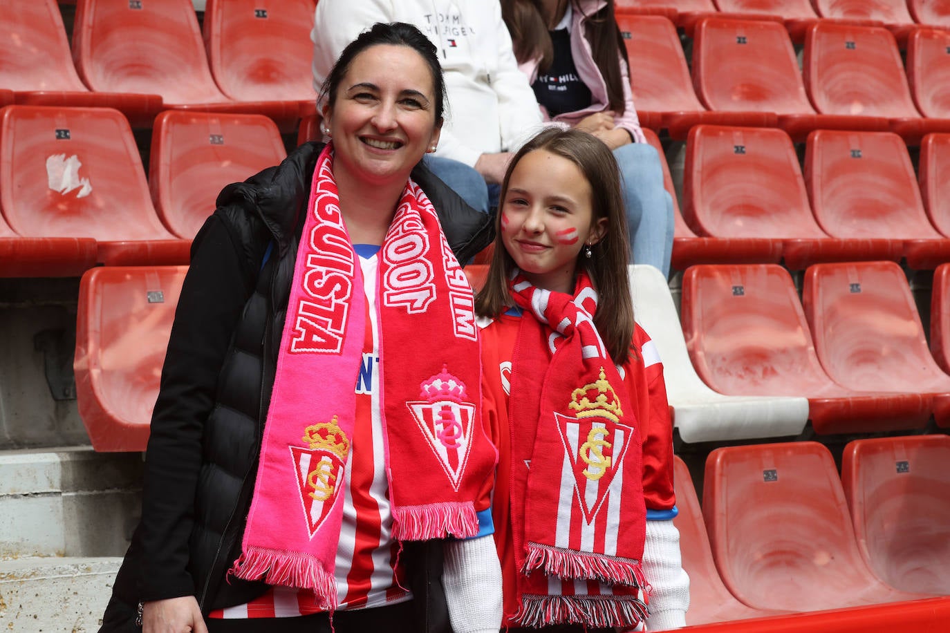 ¿Estuviste en el Sporting - Oviedo? ¡Búscate en las fotos!