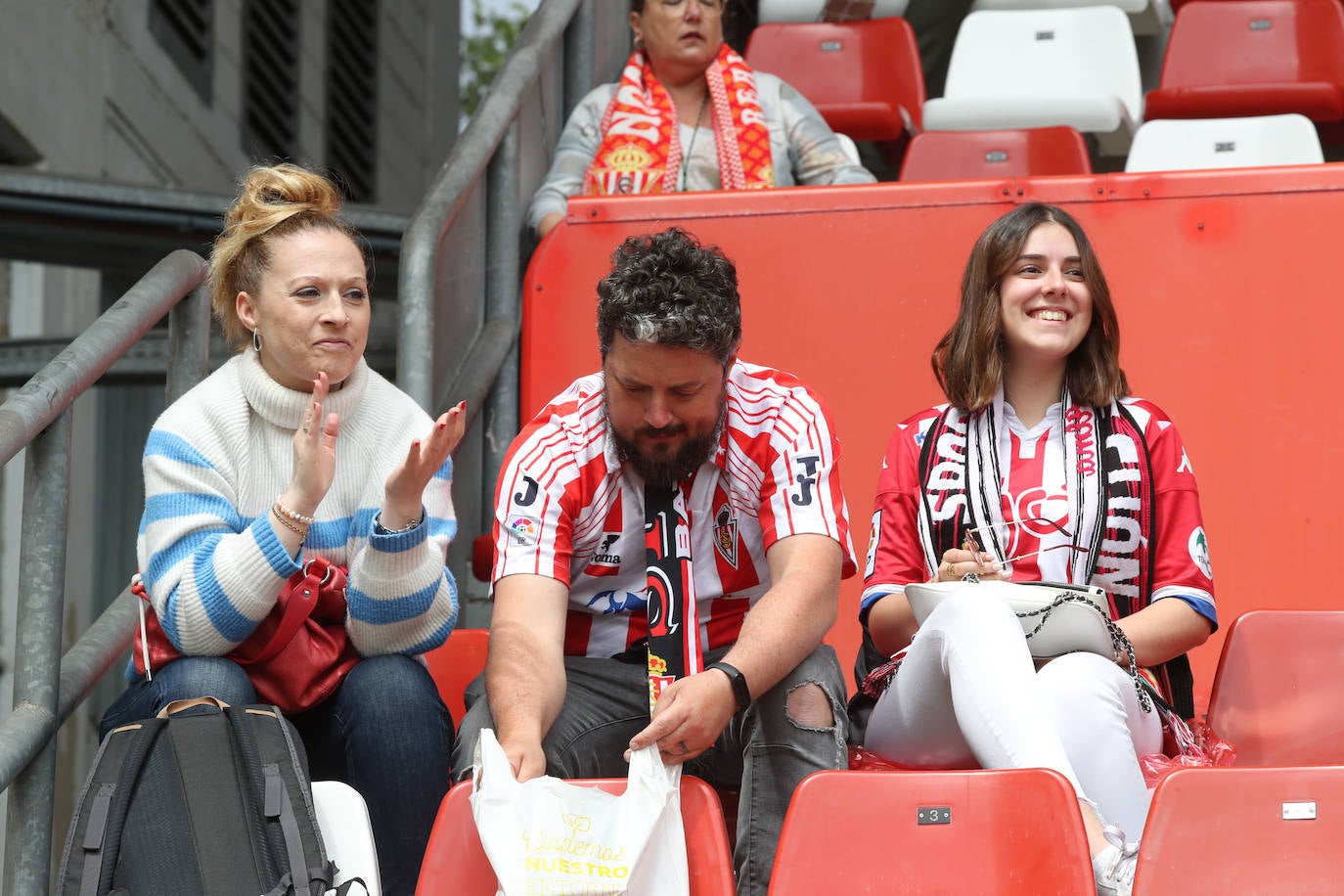 ¿Estuviste en el Sporting - Oviedo? ¡Búscate en las fotos!