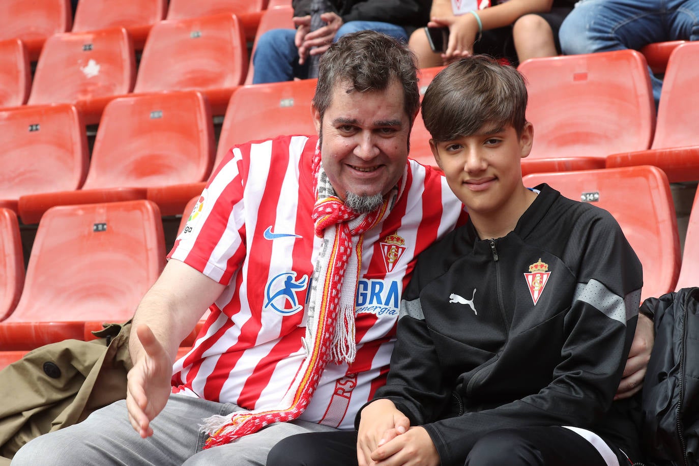 ¿Estuviste en el Sporting - Oviedo? ¡Búscate en las fotos!