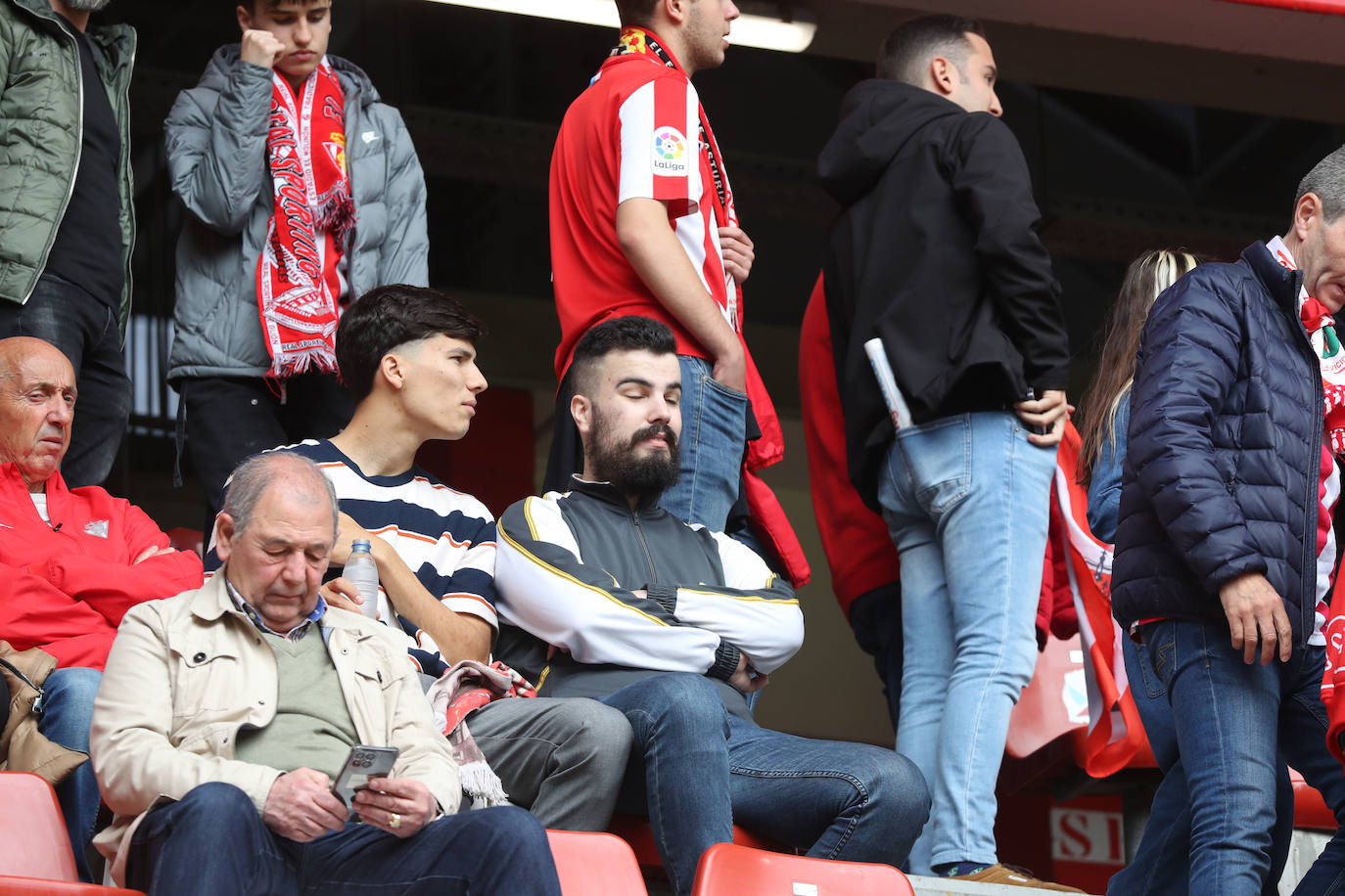 ¿Estuviste en el Sporting - Oviedo? ¡Búscate en las fotos!