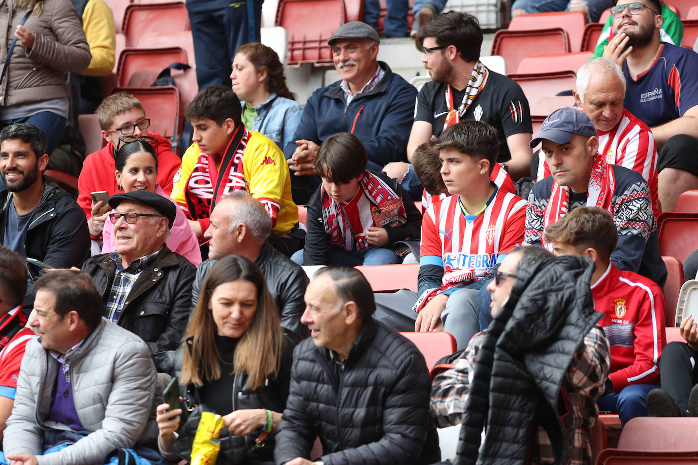 ¿Estuviste en el Sporting - Oviedo? ¡Búscate en las fotos!