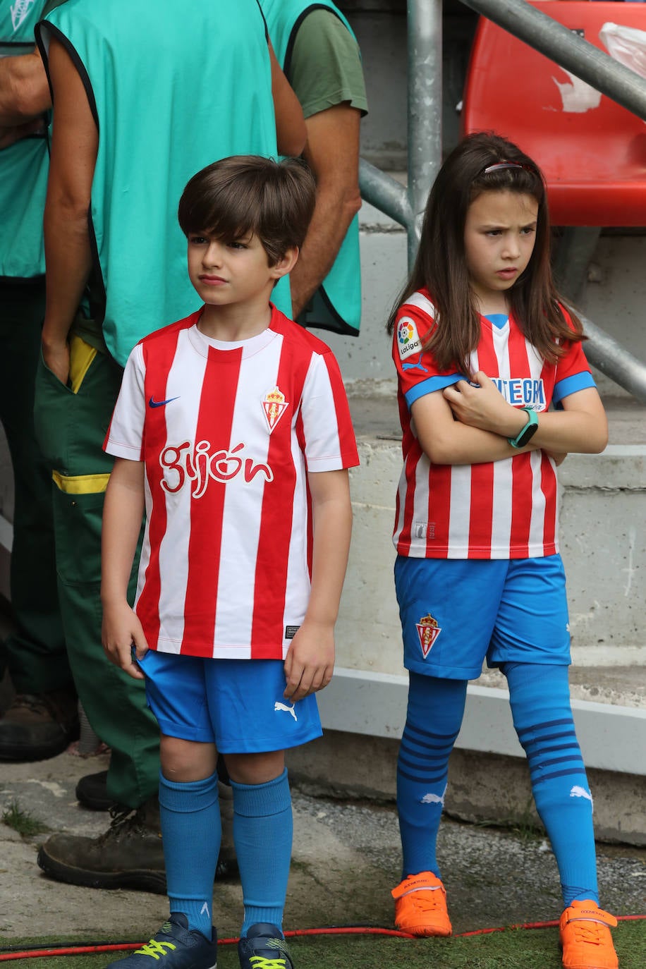 ¿Estuviste en el Sporting - Oviedo? ¡Búscate en las fotos!