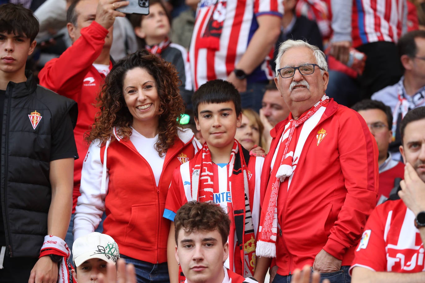 ¿Estuviste en el Sporting - Oviedo? ¡Búscate en las fotos!