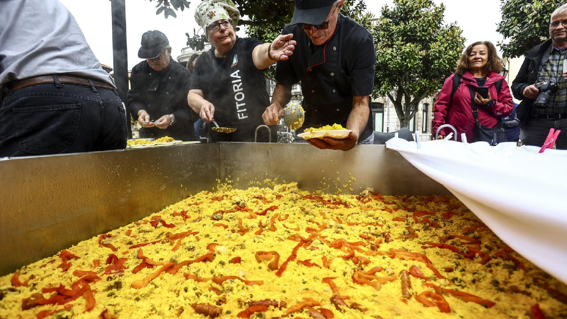 Una paella solidaria de 250 raciones para alimentar El Antiguo | El  Comercio: Diario de Asturias