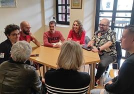 Integrantes de la lista de IU con los vecinos de Cimavilla.