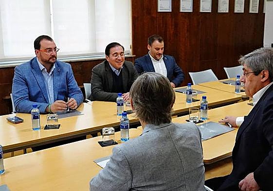 Visita a las instalaciones de Asturiana de Zinc del presidente del Principado, Adrián Barbón, junto al ministro de Exteriores, José Manuel Albares.