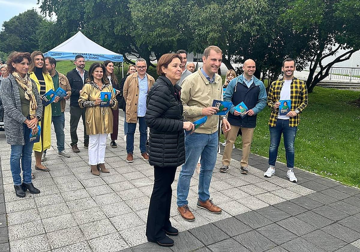 El candidato de Foro a la Presidencia del Principado, Adrián Pumares junto a la candidata a la Alcaldía de Gijón Carmen Moriyón.