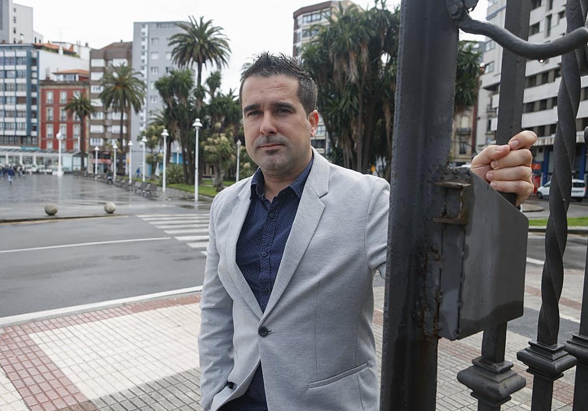 Iván Rodríguez, presidente de Casocia, la asociación que aglutina a las viviendas turísticas, a la entrada de la sede de EL COMERCIO.