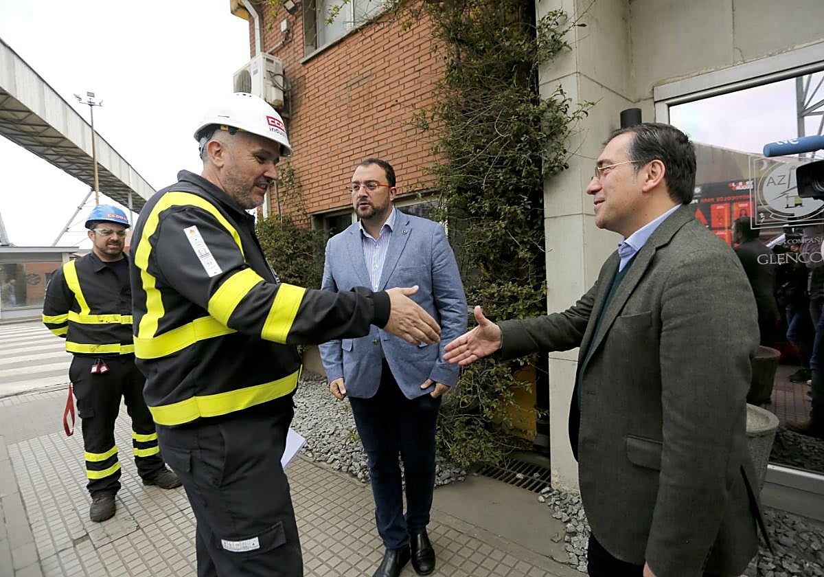 Nacho Requena, de CC OO, aprovecha para saludar a Barbón y al ministro Albares en su visita a Asturiana de Zinc.