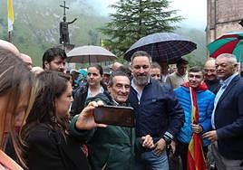 Santiado Abascal se hace una foto con un simpatizante de Vox.