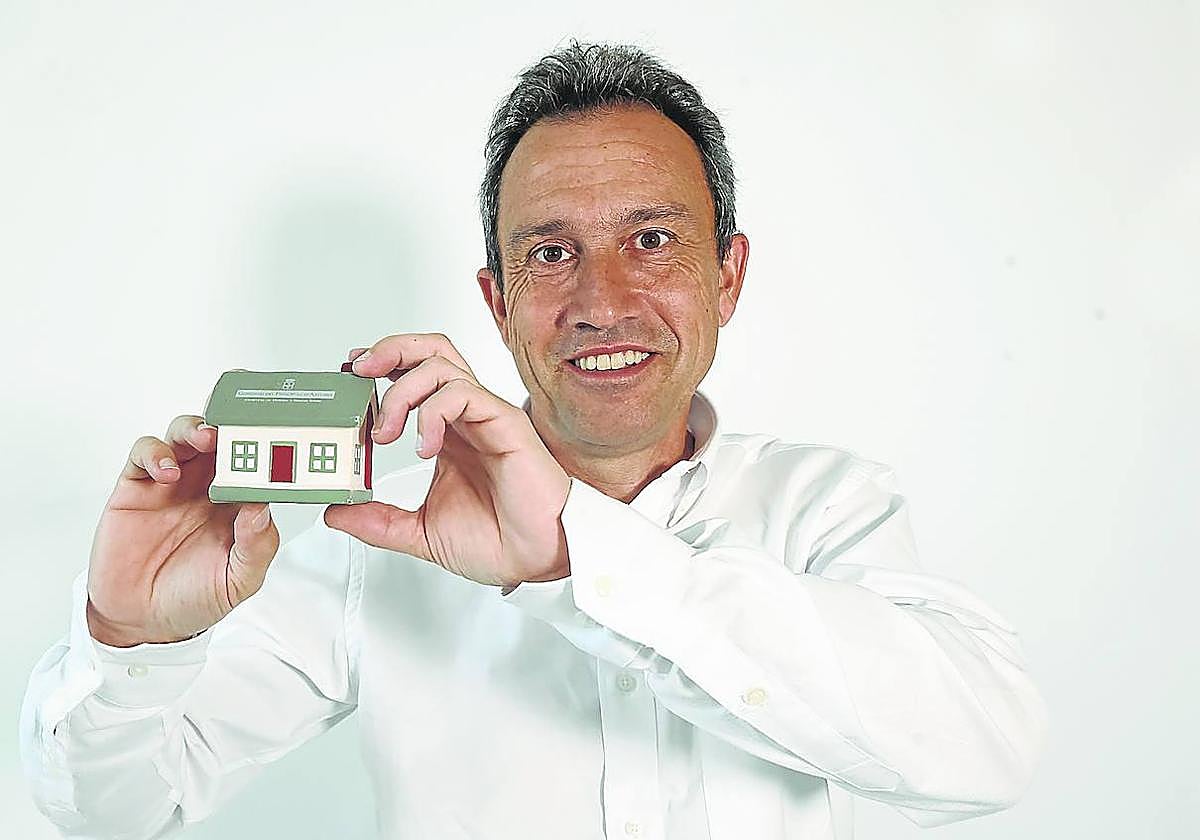 Ovidio Zapico muestra a cámara el objeto que eligió para esta información. ARNALDO GARCÍA