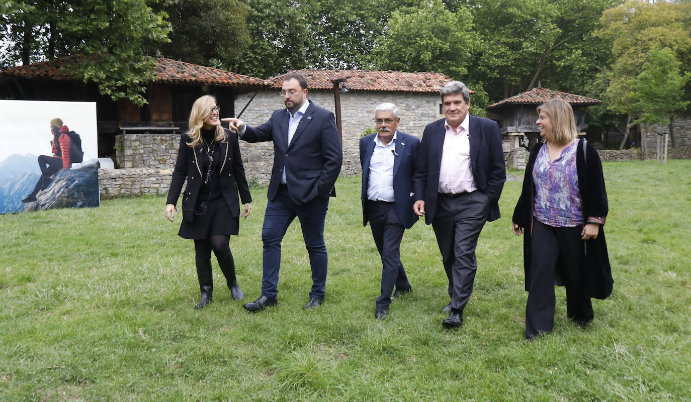 Lara Martínez, Adrián Barbón, Luis Manuel Flórez 'Floro', José Luis Escrivá y Gimena Llamedo, llegando al Tendayu del Museo del Pueblo de Asturias. fotos de josé Simal