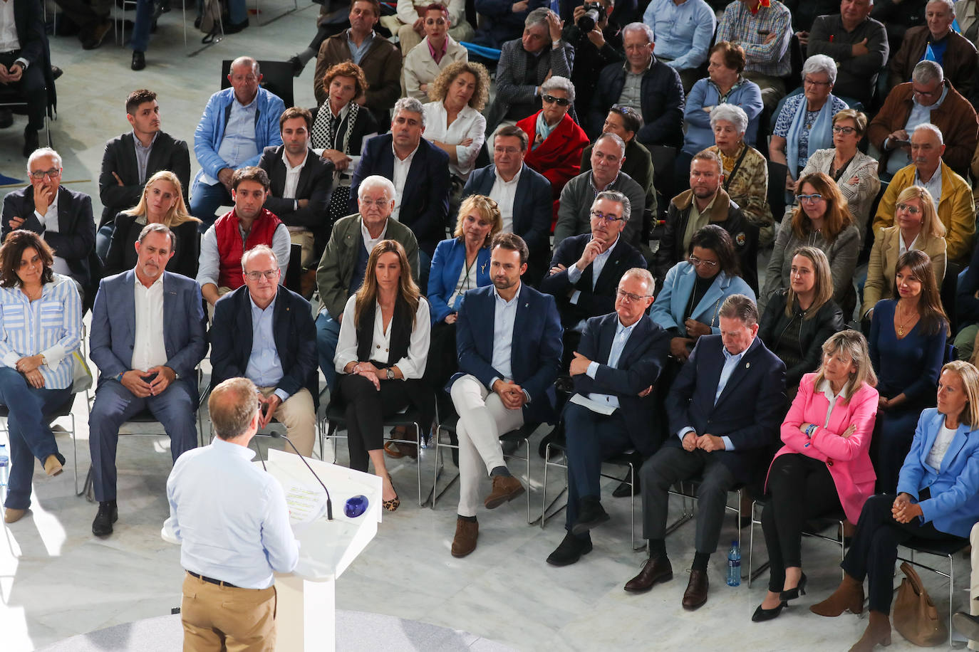 1.300 personas respaldan al PP en un mitin en Oviedo