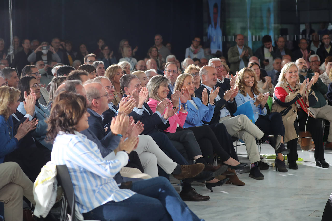 1.300 personas respaldan al PP en un mitin en Oviedo