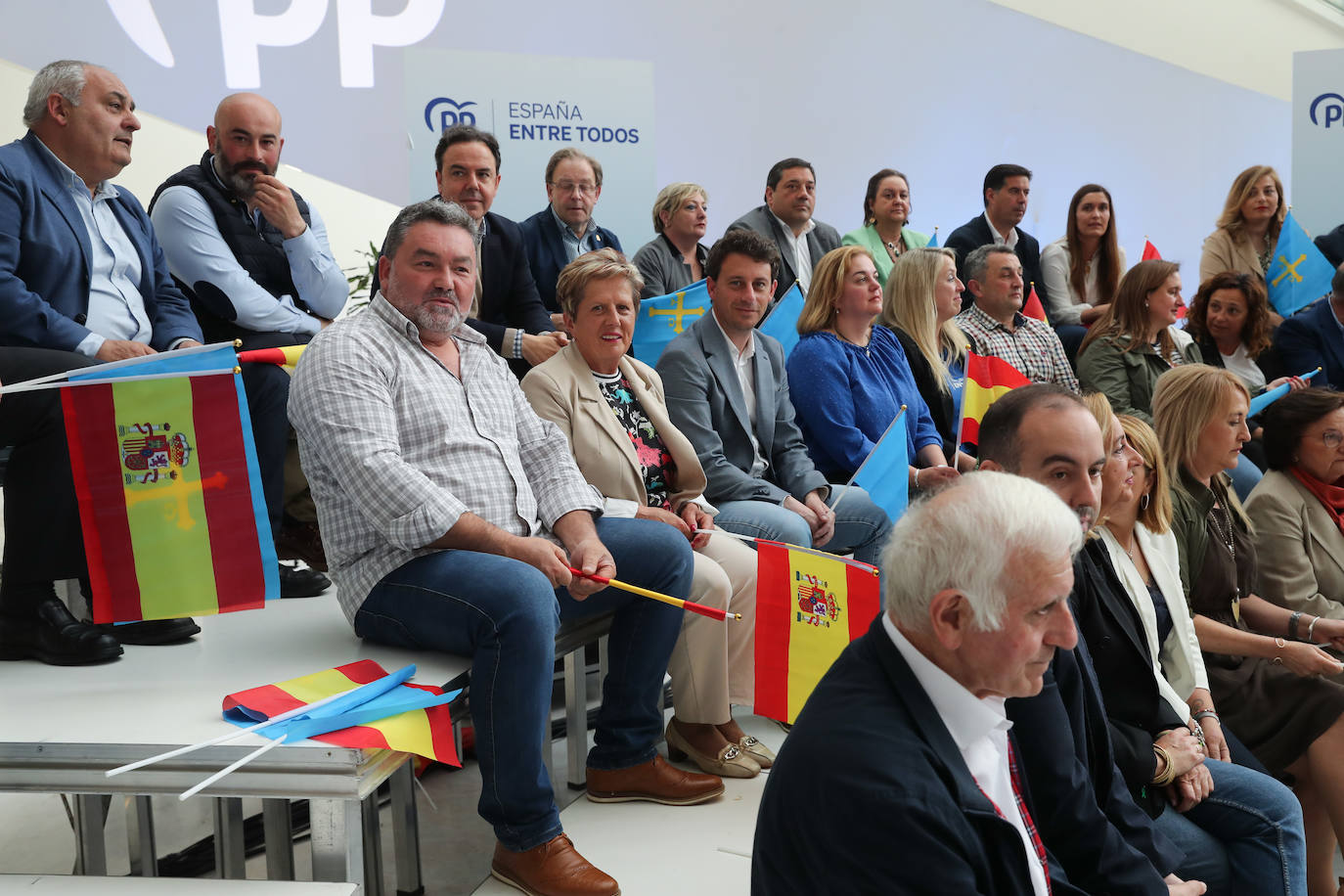 1.300 personas respaldan al PP en un mitin en Oviedo