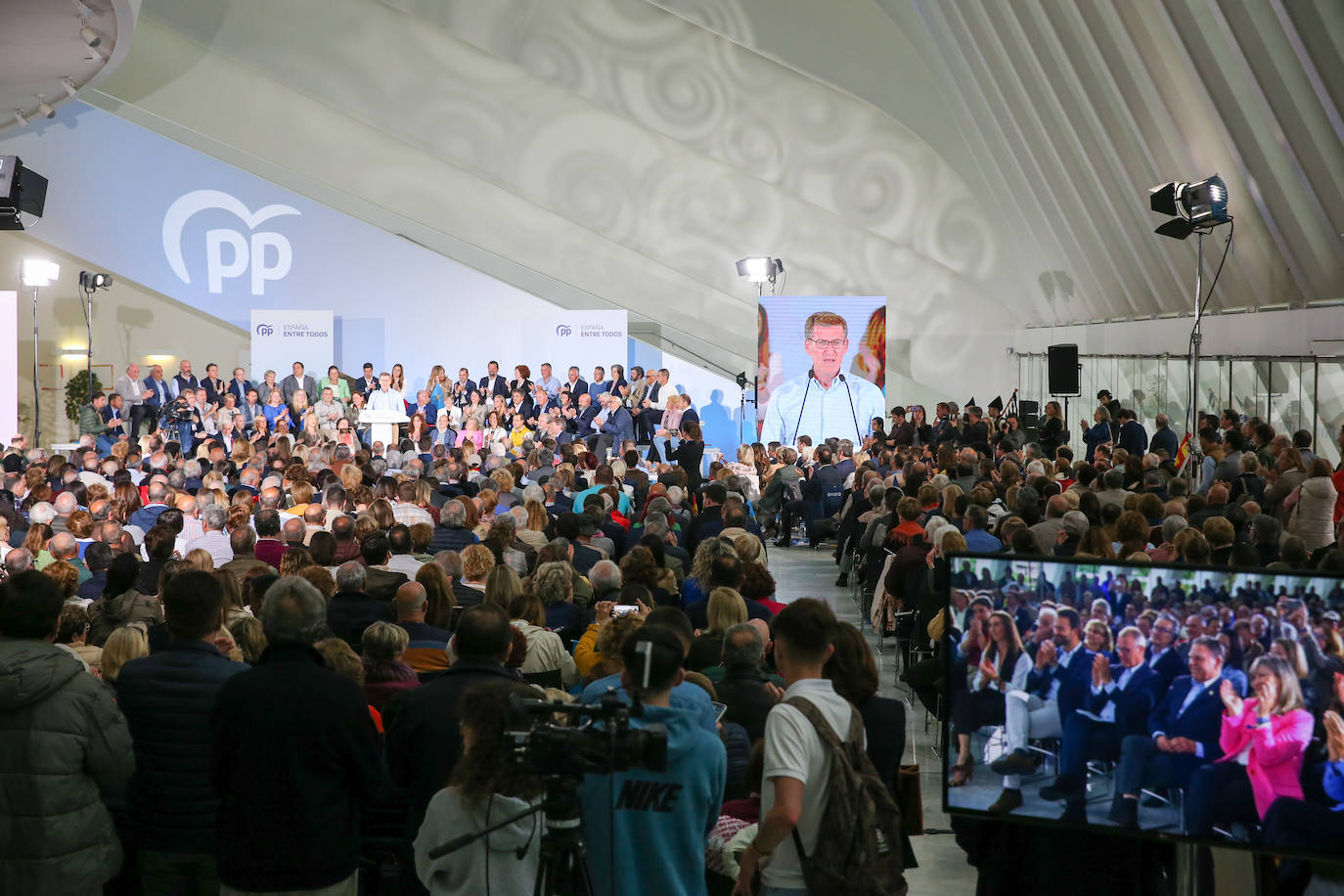 1.300 personas respaldan al PP en un mitin en Oviedo