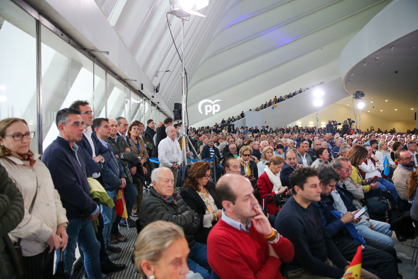 1.300 personas respaldan al PP en un mitin en Oviedo