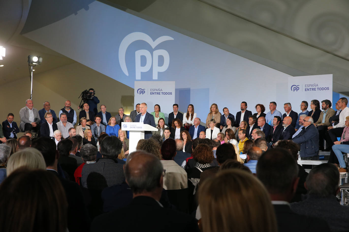 1.300 personas respaldan al PP en un mitin en Oviedo