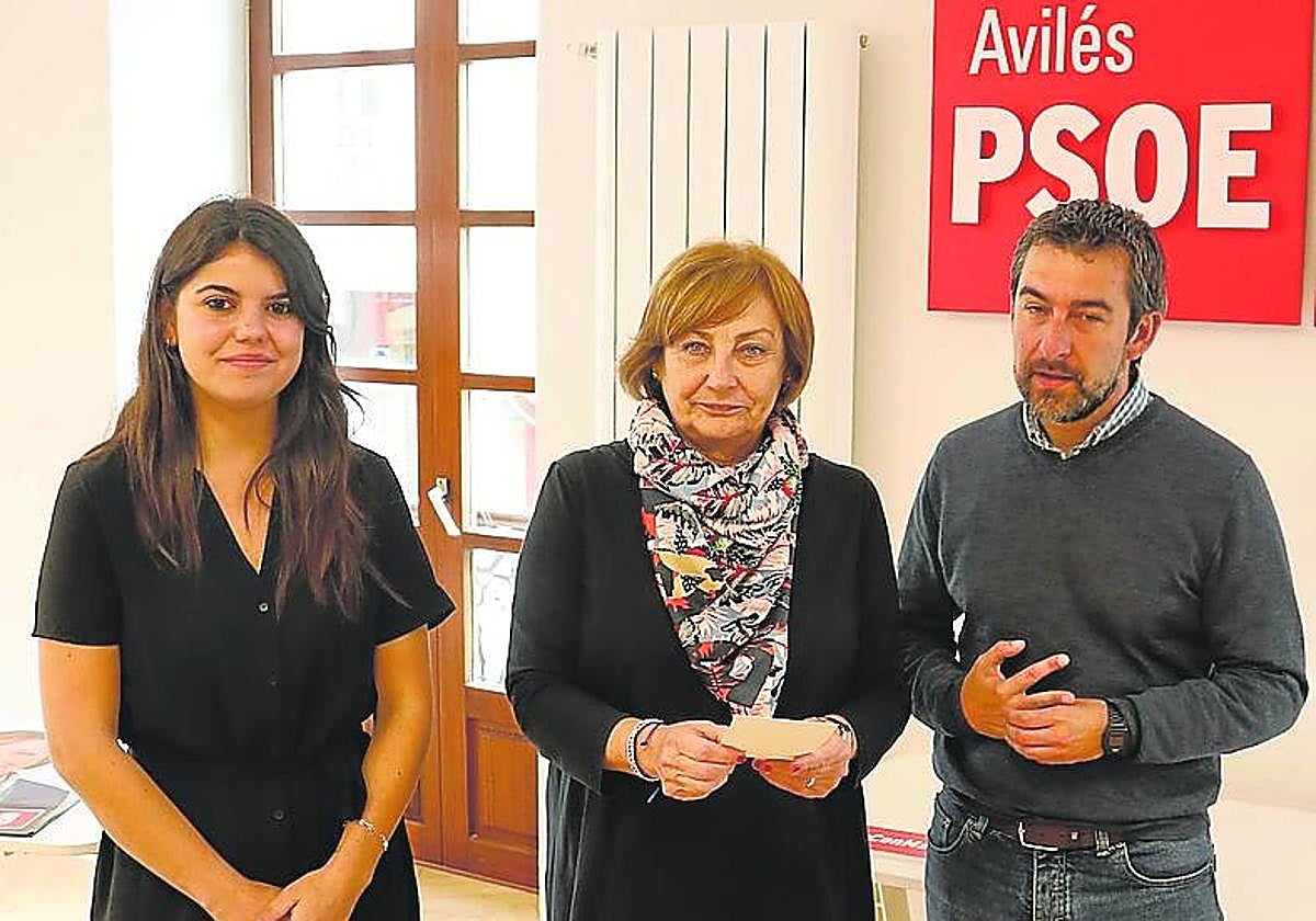 Monteserín flanqueada por Raquel Ruiz y Manuel Campa.