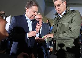 Feijóo muestra a Canteli una de las pulseras de la campaña del PP.