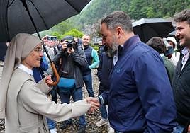 El líder de Vox saluda a una de las monjas del santuario.