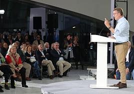 Feijóo se dirige a la militancia ante Mercedes Fernández, Agustín Iglesias Caunedo, Teresa Mallada, Isidro Fernández Rozada y Ramón Cañal.