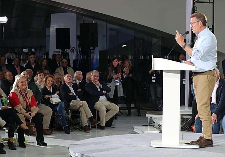 Feijóo se dirige a la militancia ante Mercedes Fernández, Agustín Iglesias Caunedo, Teresa Mallada, Isidro Fernández Rozada y Ramón Cañal.