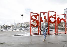 La candidata del PP a la Alcaldía de Gijón, Ángela Pumariega, posa frente a las 'Letronas'.