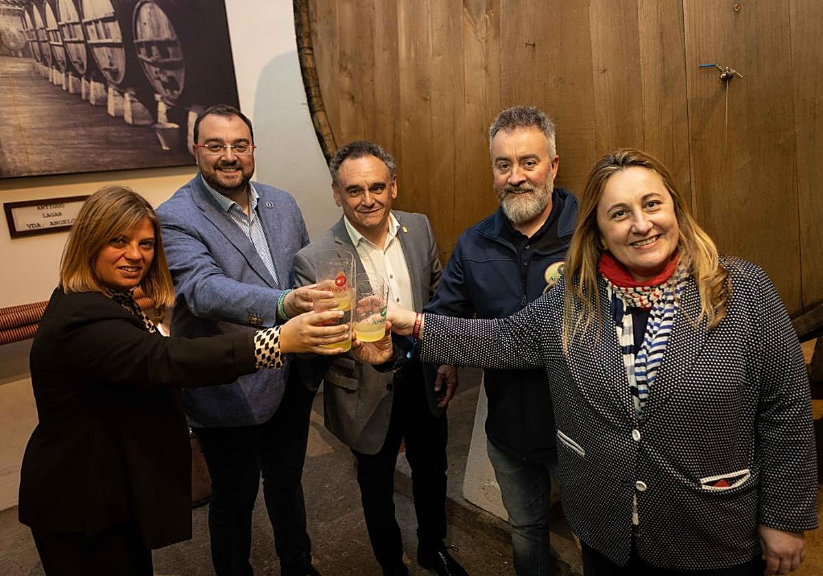 Gimena Llamedo, Adrián Barbón y la consejera de Educación, Lydia Espina, el domingo en la visita al llagar de Viuda de Angelón. E. C.