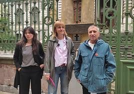 Laura Tuero, Covadonga Tomé y Xune Elipe, frente a la Junta.