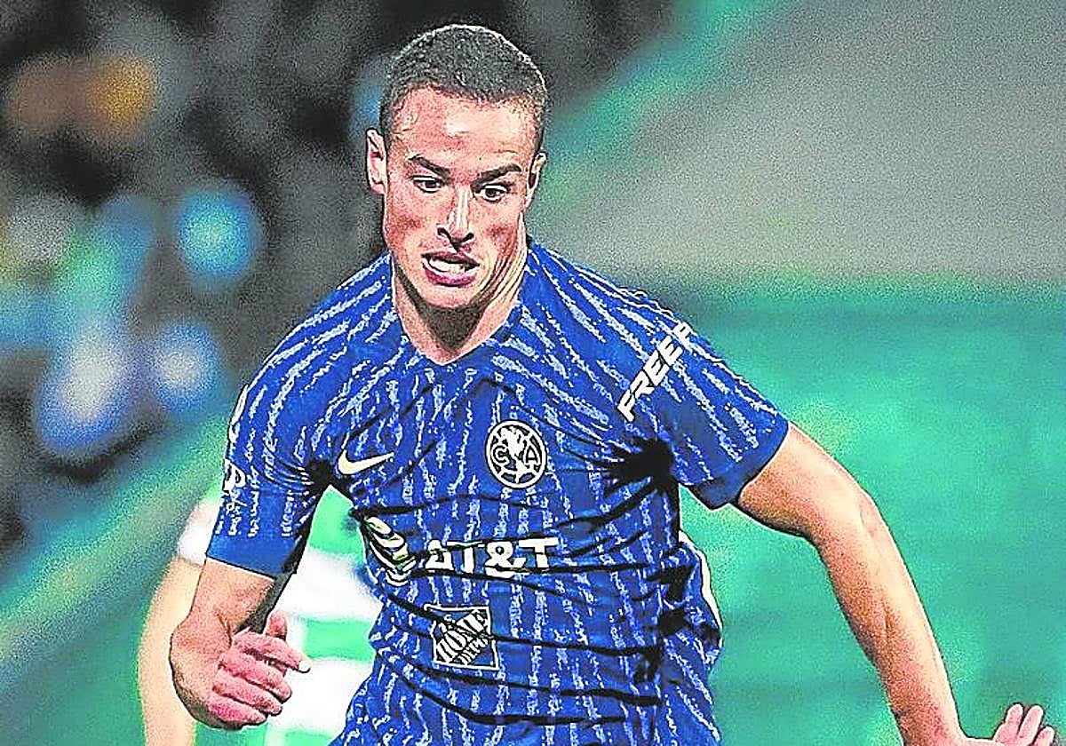 Esteban Lozano, durante un partido con el América.