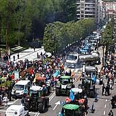 400 tractores colapsan el centro de Oviedo para reclamar apoyo al campo asturiano: «Esto es insostenible»