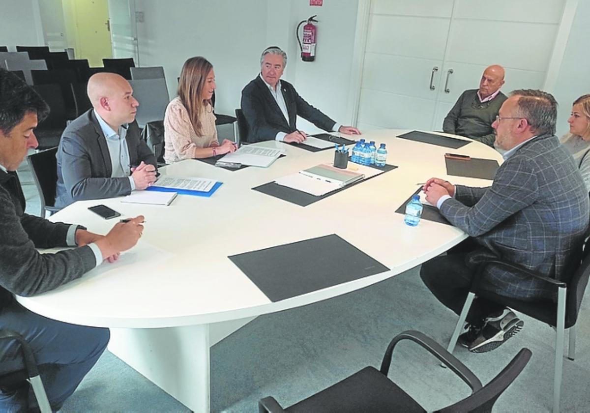 Jesús Suárez, Rodrigo Pintueles, Ángela Pumariega y Pablo González, con Joel García, Pilar Díaz y Eduardo López-Dóriga, de CAC-Asprocon.