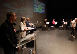 Los candidatos Rufino Fernández (Los Verdes-Equo), Olaya Suárez (Podemos), José Carlos Fernández Sarasola (Ciudadanos), Javier Suárez Llana (IU- Más País-IAS), Sara Álvarez Rouco (Vox), Carmen Moriyón (Foro), Luis Manuel Flórez, 'Floro' (PSOE) y Ángela Pumariega (PP), en el escenario del teatro junto a Manuel Cañete, presidente de la Federación de Vecinos, entidad organizadora del debate.