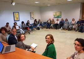 Marta del Arco, directora del Instituto Asturiano para la Atención Integral a la Infancia y a las Familias; Enrique Rodríguez, director general de Servicios Sociales y Mayores; Melania Álvarez, consejera de Derechos Sociales y Bienestar; Paula Álvarez, directora general de Gestión de Derechos Sociales, y Ana Fernández, directora general de Planificación, Ordenación y Adaptación al Cambio Social.