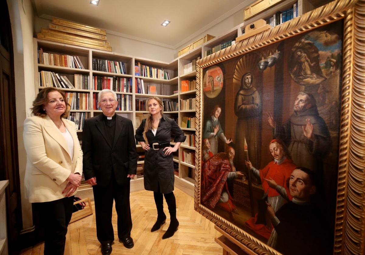 La directora del Museo de la Iglesia, Otilia Requejo, el deán de la Catedral, Benito Gallego, y la restauradora del cuadro, Paula Sánchez.