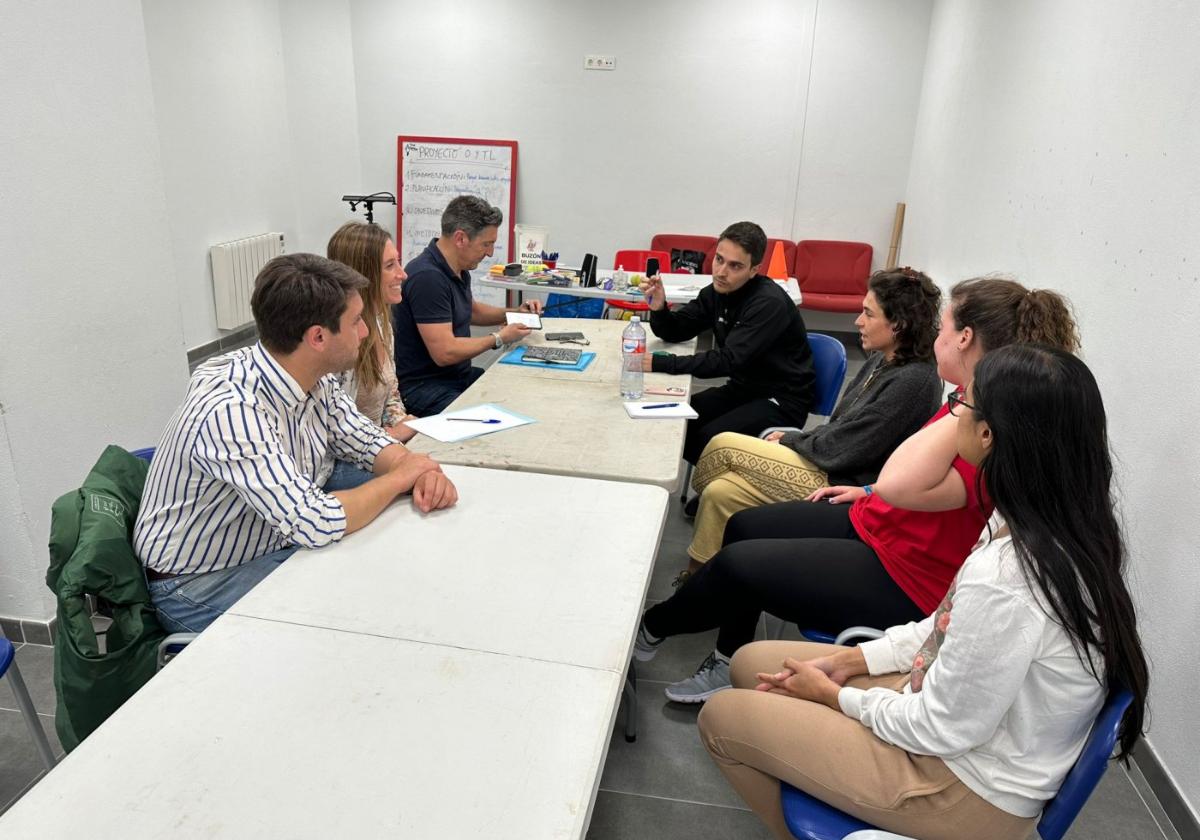 El PP reunido ayer con representantes de Abierto hasta el Amanecer.