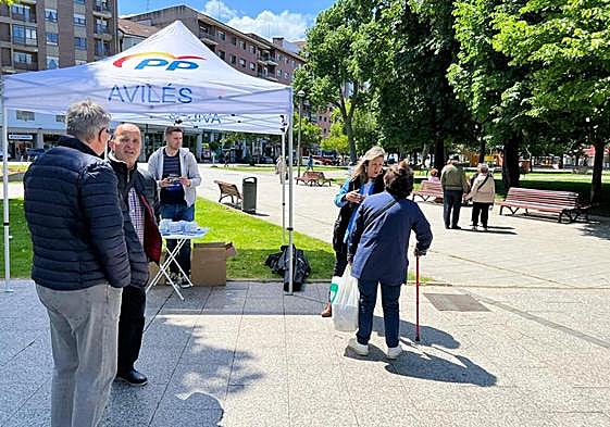 La candidata del PP, Esther Llamazares, repartió panfletos y 'merchandising' del partido en Las Meanas.