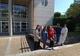 Concejales y candidatos socialistas, en una rampa de acceso a la Casa de la Cultura.