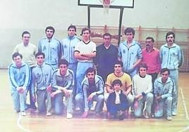 Diego Canga, candidato del PP a la Presidencia del Principado con su balón de baloncesto. ARNALDO GARCÍA