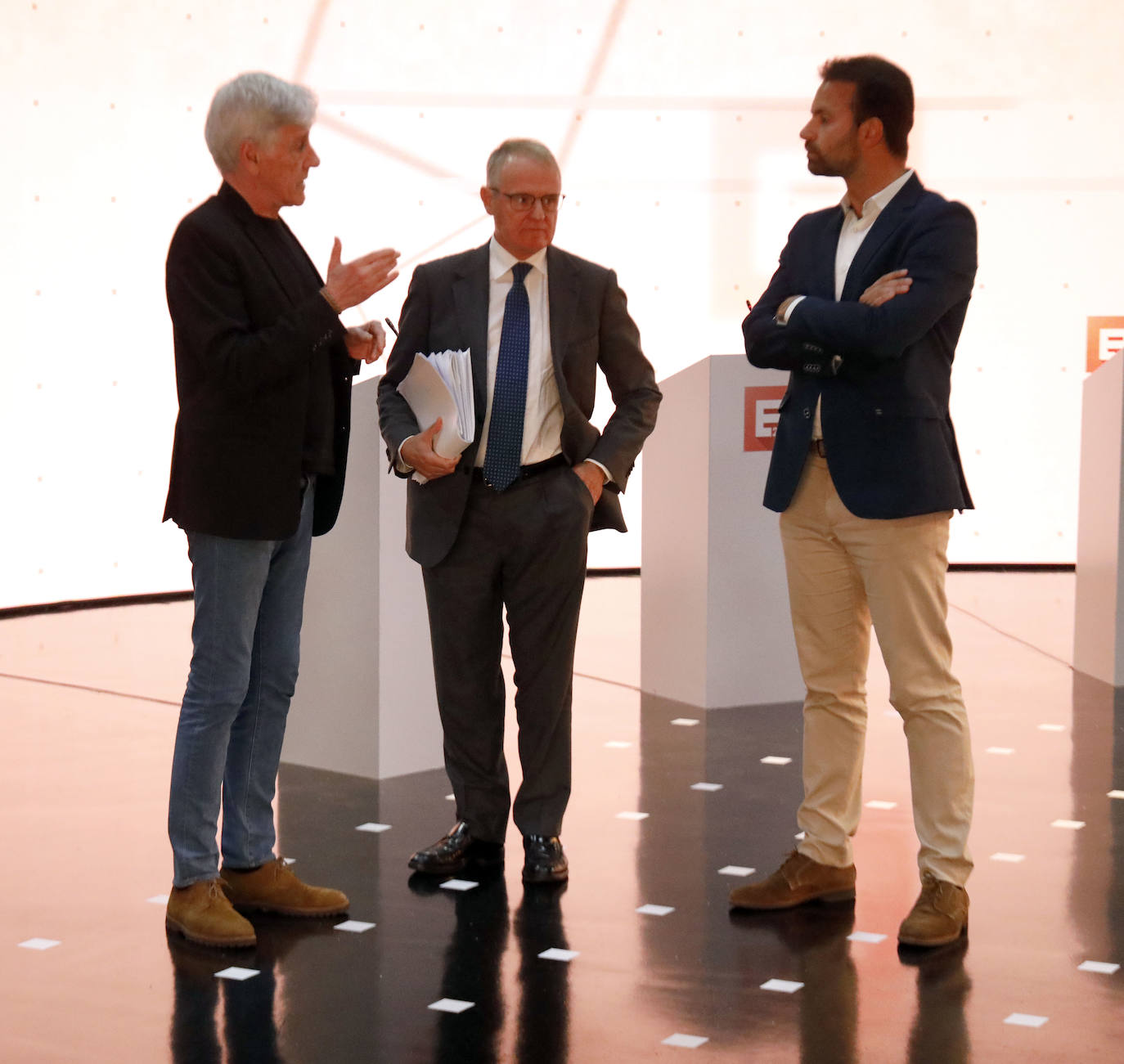Diego Canga en el centro antes del debate.