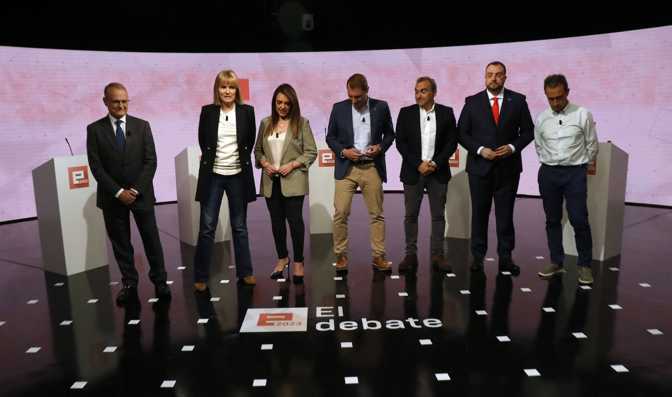 Los candidatos Diego Canga, Covadonga Tomé, Carolina López, Adrián Pumares, Manuel Iñarra, Adrián Barbón y Ovidio Zapico.