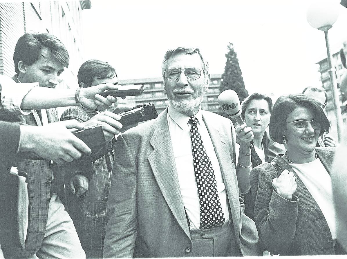 Jean Maurice Lauze, rodeado de periodistas el día de su declaración en los juzgados. citoula