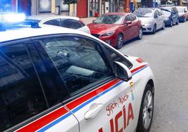 Un coche de la Policía Local de Gijón.