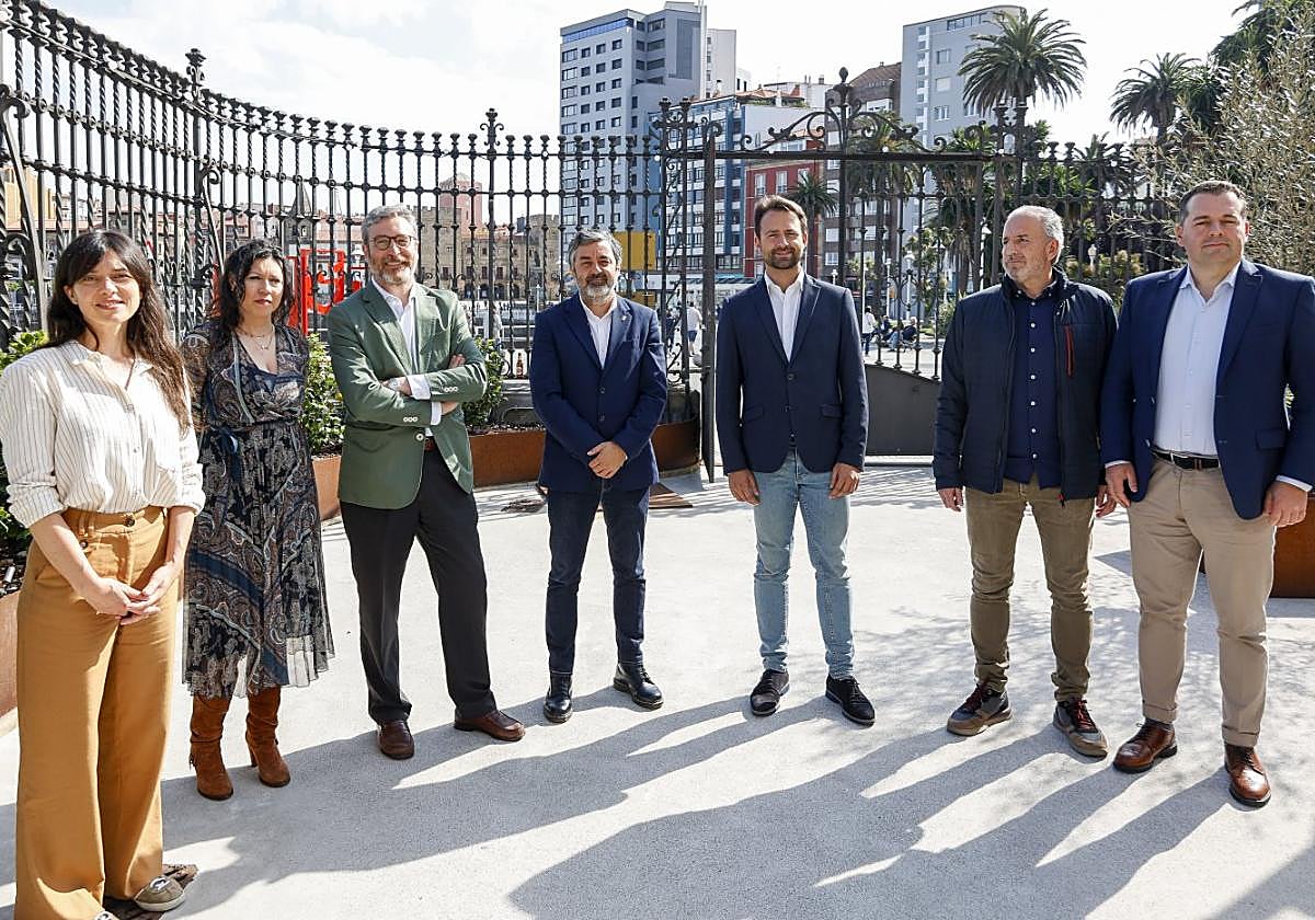 Laura Tuero (Podemos), Nuria Rodríguez (IU-Convocatoria por Asturias), Javier Jové (Vox), Alejandro Calvo (PSOE), Álvaro Queipo (PP), Roberto Fernández (Ciudadanos) y Carlos Suárez (Foro Asturias), antes del debate en el edificio Spaces, sede central de EL COMERCIO.