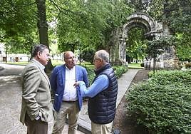 Canteli, Tellado y Canga conversan en el Campo de San Francisco.