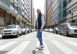 El candidato de Ciudadanos, José Carlos Fernández Sarasola, en el barrio de La Arena.