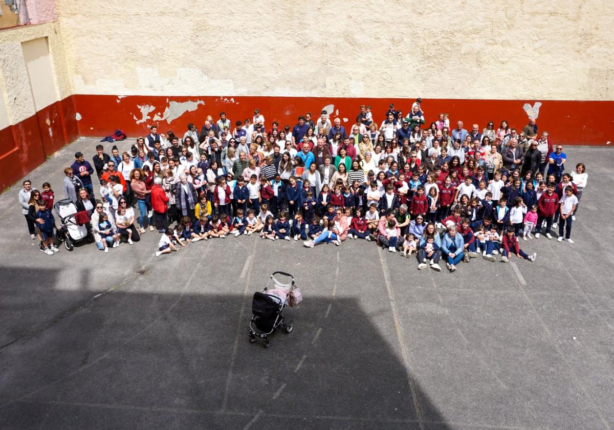 Familias, profesores y alumnos protagonizaron ayer un encierro simbólico en el colegio concertado Nuestra Señora del Rosario, en Ribadesella.