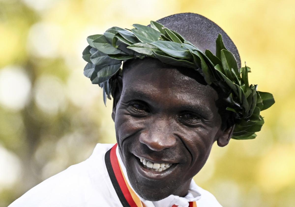 Eliud Kipchoge, tras proclamarse vencedor del maratón de Berlín, donde estableció el récord del mundo con una marca de 2 horas, 1 minuto y 9 segundos.