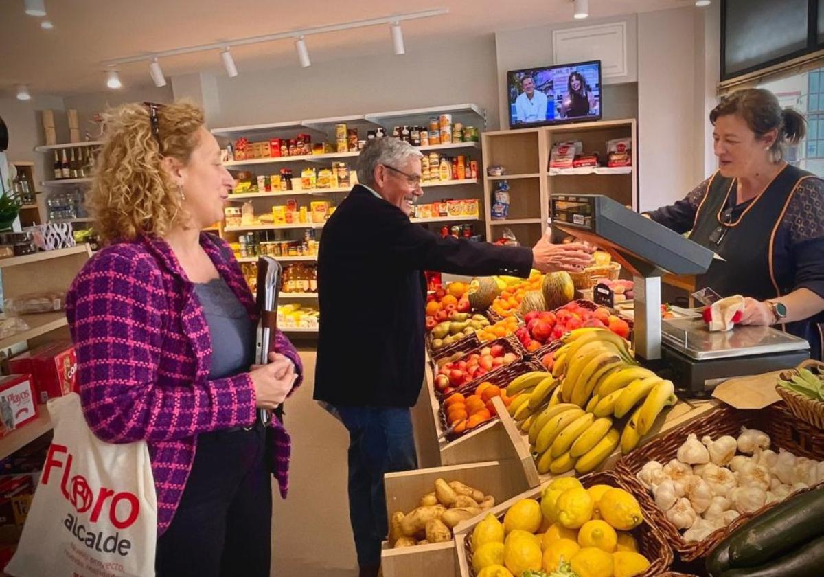 Floro y Marta Menéndez, número 14 de su lista, en una frutería.